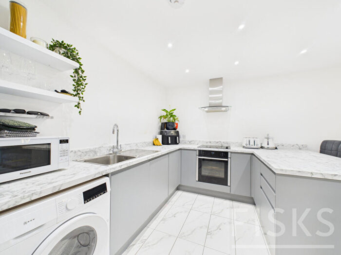 2 Bedroom Apartment For Sale In Halle Mews, Benfleet, SS7