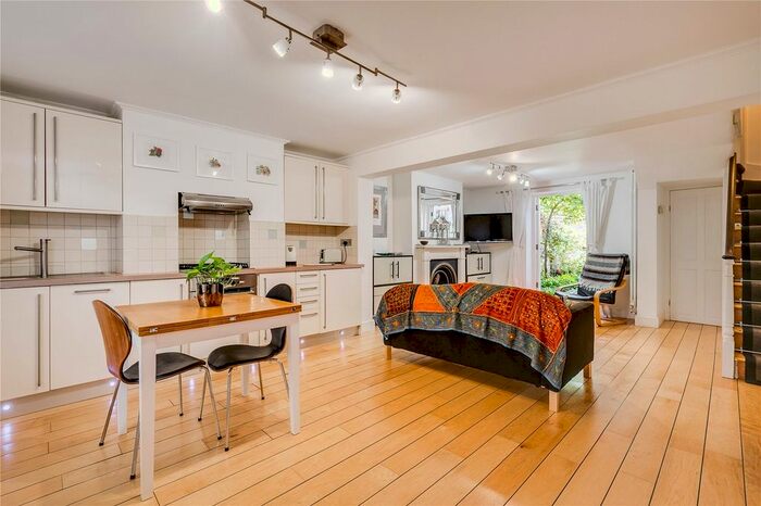 Studio To Rent In Wilton Square, Islington, N1