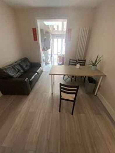 5 Bedroom Semi-Detached House To Rent In Babington Road, London, NW4