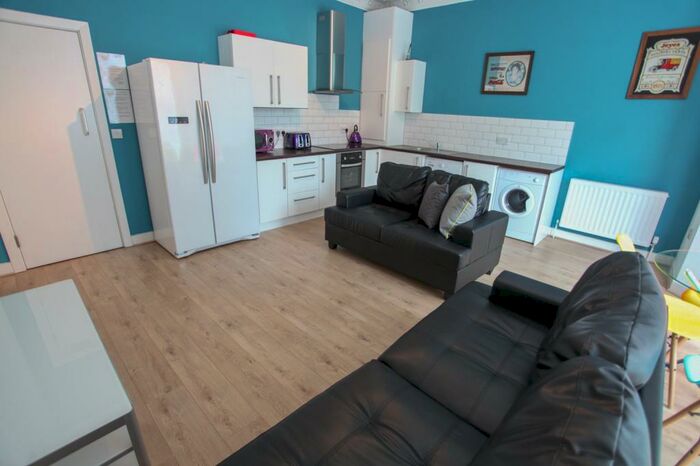 5 Bedroom Semi-Detached House To Rent In Arundel Avenue, L17