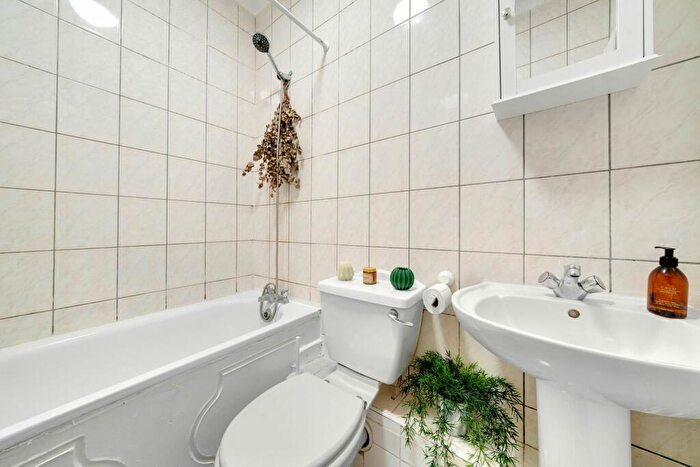 2 Bedroom Flat For Sale In Dynevor Road, London, N16
