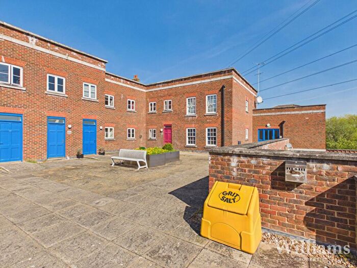 2 Bedroom Flat For Sale In Wedgewood Street, Aylesbury, HP19