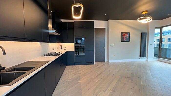 2 Bedroom Flat For Sale In High Road, London, N20