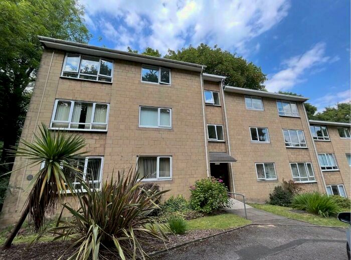 2 Bedroom Flat To Rent In Glenside Close, Huddersfield, West Yorkshire, HD3