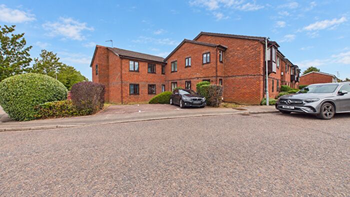 2 Bedroom Flat To Rent In Poets Chase, Aylesbury, Buckinghamshire, HP21