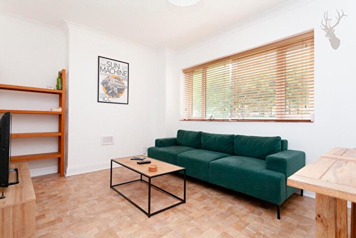 2 Bedroom Flat To Rent In St. Stephens Road, Bow, E3
