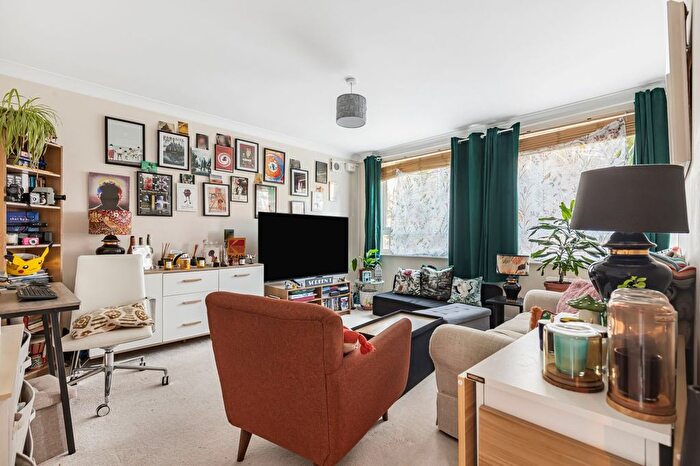 2 Bedroom Flat For Sale In Waynflete Street, Earlsfield, London, SW18