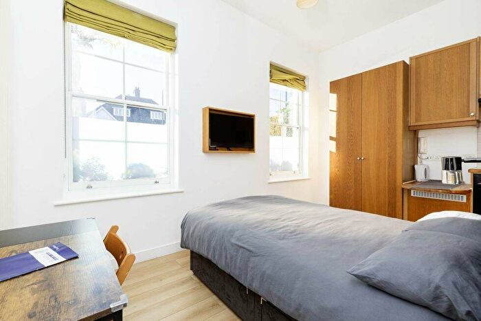 Flat To Rent In Finchley Road, Hampstead ( Inclusive Of Electricity, Water, And Heating), NW3