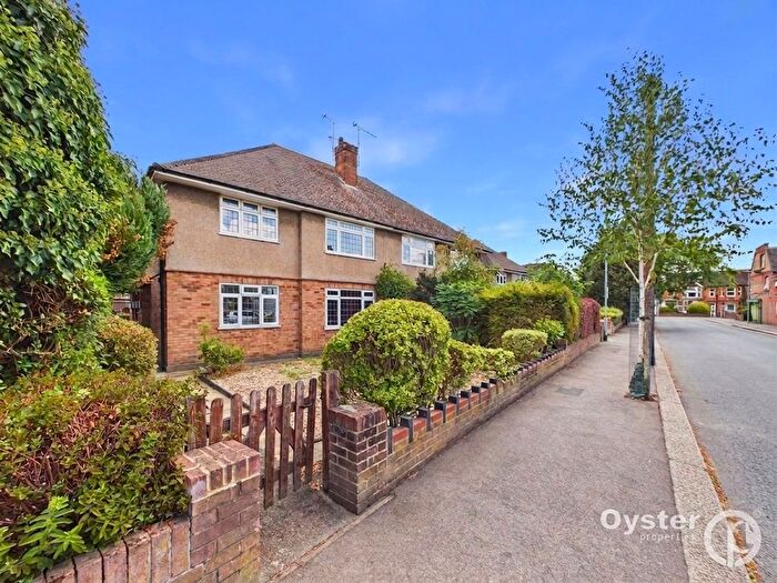 2 Bedroom Maisonette For Sale In Park Avenue, Watford, WD18