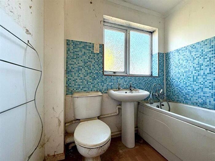 3 Bedroom Link Detached House For Sale In Wentworth Drive, Pinewood, IP8