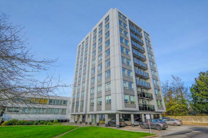 2 Bedroom Flat To Rent In Wellington Close, Walton-on-Thames, KT12