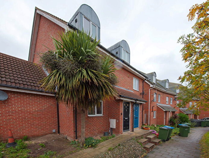 3 Bedroom Semi-Detached House For Sale In Hill View Drive, London, SE28
