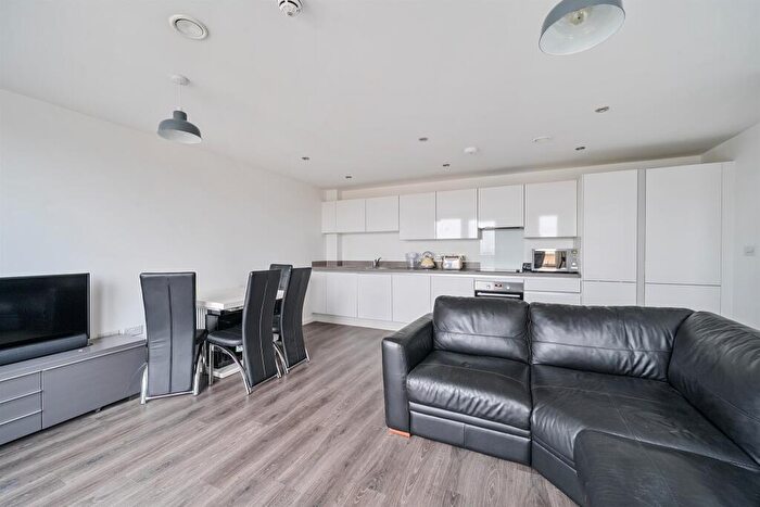 2 Bedroom Flat For Sale In Kidwells Close, Maidenhead, SL6