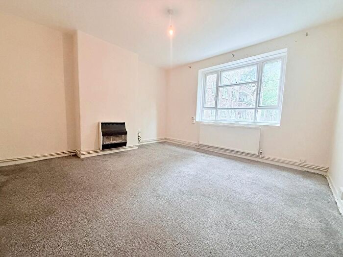 3 Bedroom Flat To Rent In Westway, White City, London, W12