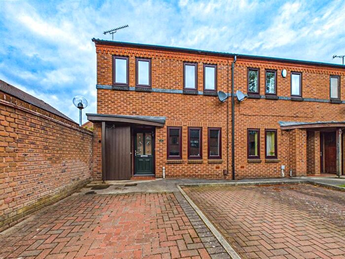 3 Bedroom Town House For Sale In Etruria Gardens, Derby, DE1