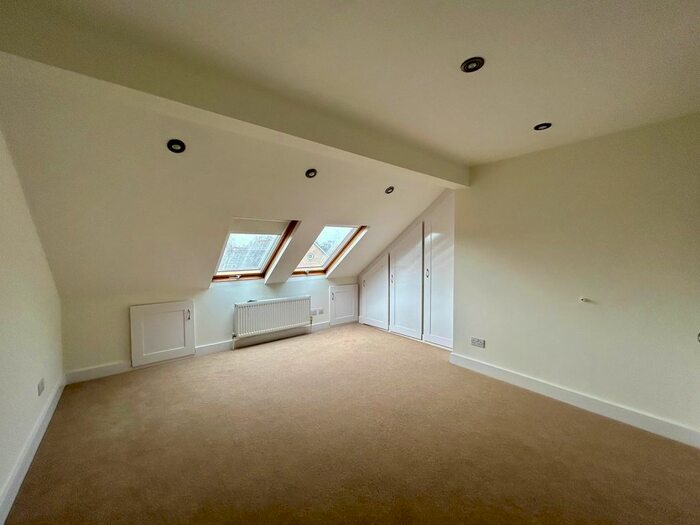 3 Bedroom Flat To Rent In Avondale Road, London, SW14
