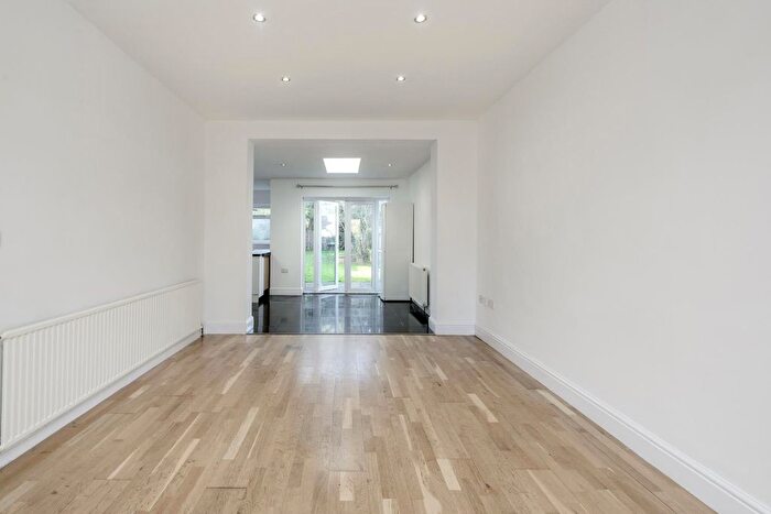 4 Bedroom Semi Detached House To Rent In Pyecombe Corner, North Finchley, London, N12