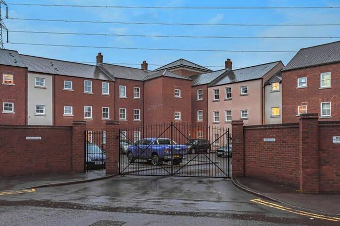 2 Bedroom Flat To Rent In Fairford Leys, Aylesbury, HP19