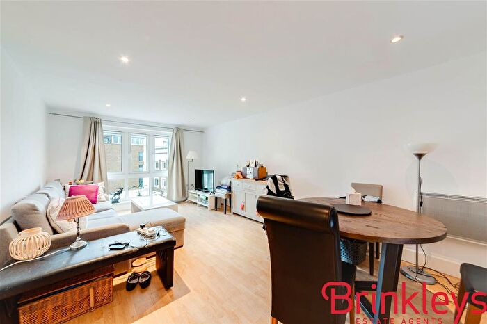 2 Bedroom Flat To Rent In Castle Court, Brewhouse Lane, London, SW15