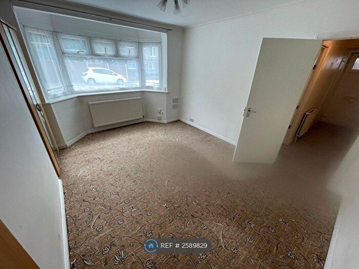 2 Bedroom Maisonette To Rent In Dockwell Close, Feltham, TW14