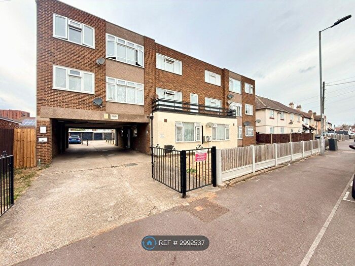 2 Bedroom Flat To Rent In Pearlstones Court, Dagenham, RM10