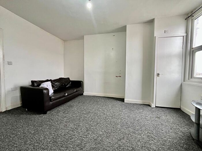 1 Bedroom Flat To Rent In Dewsbury Road, Leeds, LS11