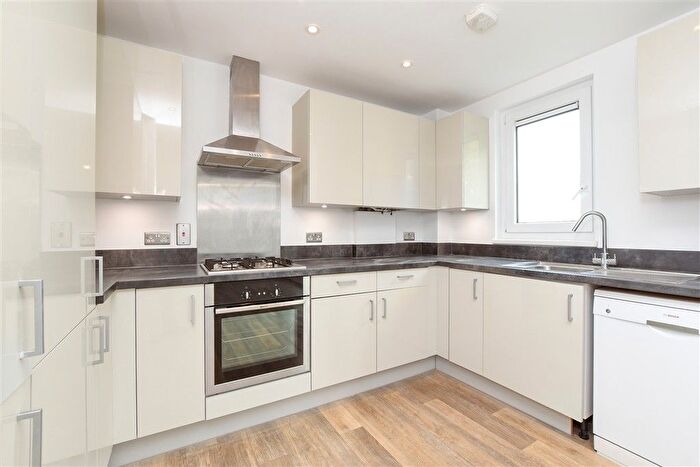 2 Bedroom Flat For Sale In West Green Drive, West Green, Crawley, West Sussex, RH11