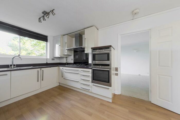 2 Bedroom Flat To Rent In Stroudwater Park, Weybridge, KT13