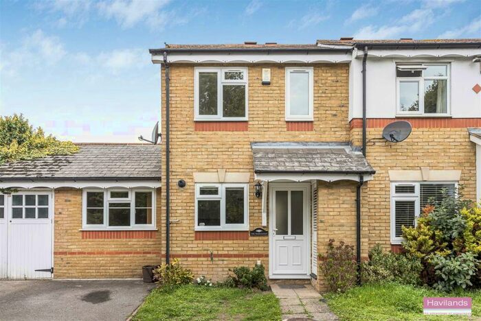 3 Bedroom Semi-Detached House To Rent In Hanbury Drive, Winchmore Hill, N21