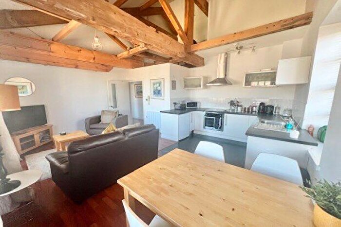 2 Bedroom Flat To Rent In Causeway House, Halifax, HX1