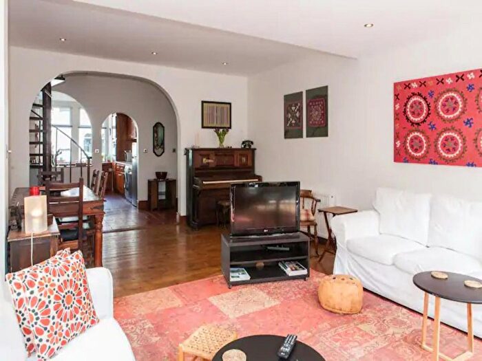 3 Bedroom Flat To Rent In London Borough Of Wandsworth, SW18