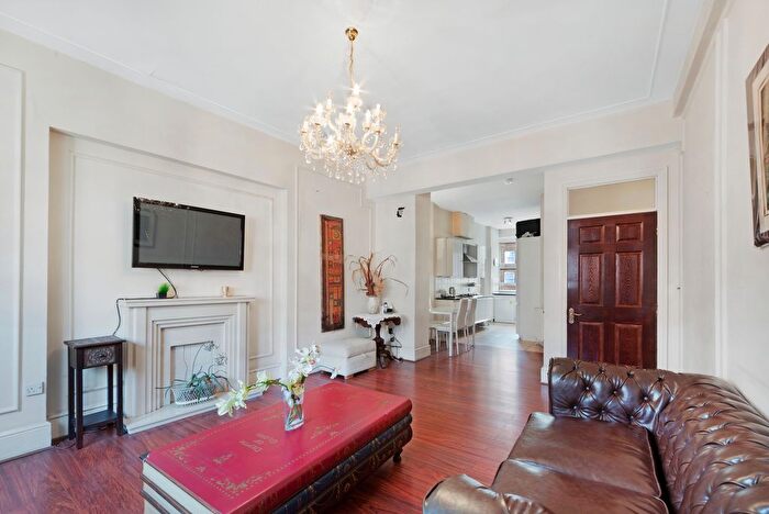 3 Bedroom Flat To Rent In Thurloe Place, London, SW7