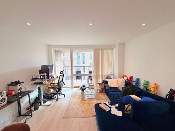 1 Bedroom Flat To Rent In Lakeside Drive, Park Royal, London, NW10