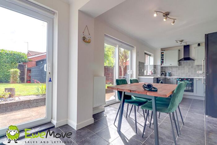 3 Bedroom Detached House For Sale In Hawkfields, Luton, LU2