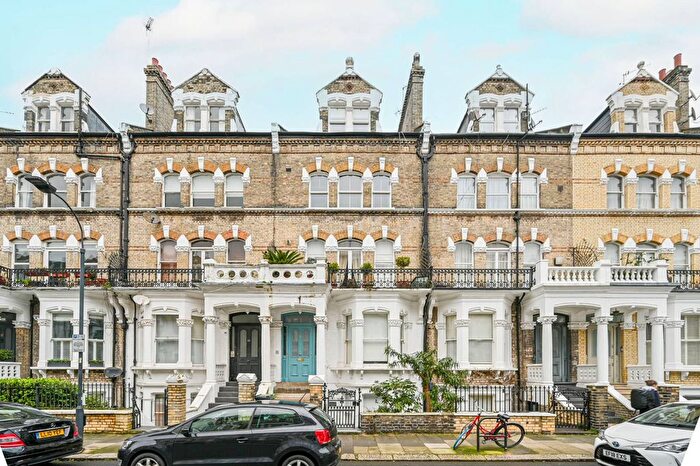 3 Bedroom Flat To Rent In Gunterstone Road, West Kensington, London, W14
