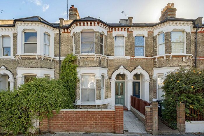 Studio To Rent In Arminger Road, Shepherds Bush, W12