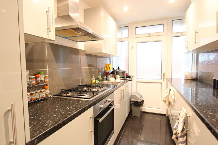 4 Bedroom Semi-Detached House To Rent In Granby Grove, SO17