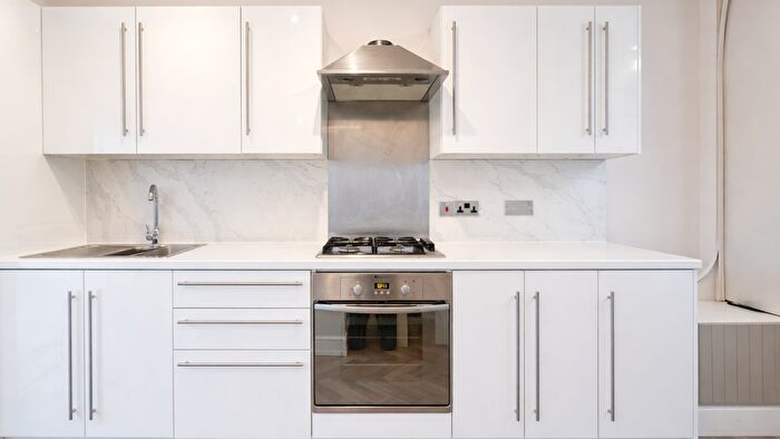 3 Bedroom Flat To Rent In Crescent Road, London, E18