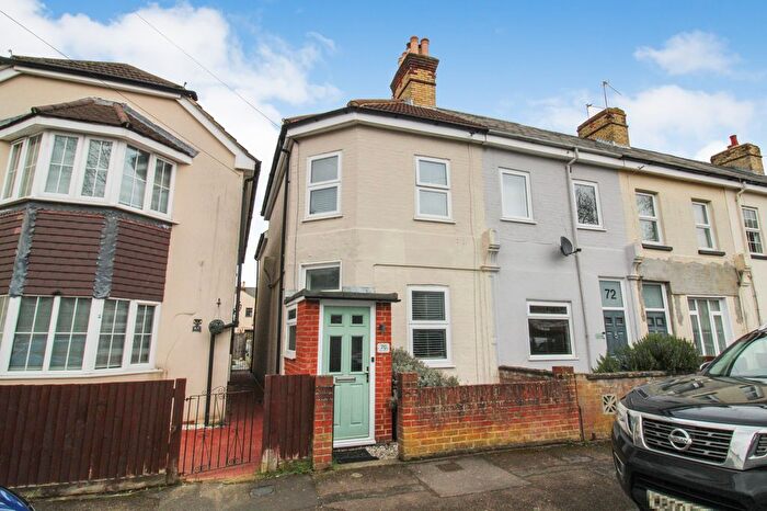 3 Bedroom End Terrace House For Sale In High Street, Farnborough, GU14