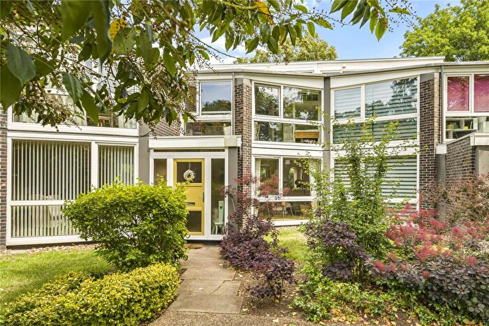 3 Bedroom Link Detached House For Sale In Templemere, Weybridge, Surrey, KT13