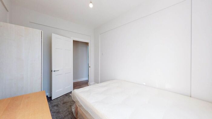 2 Bedroom Flat To Rent In The Broadway, South Wimbledon, SW19