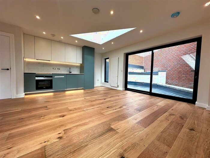 3 Bedroom Town House To Rent In Waterloo Place, Richmond, TW9