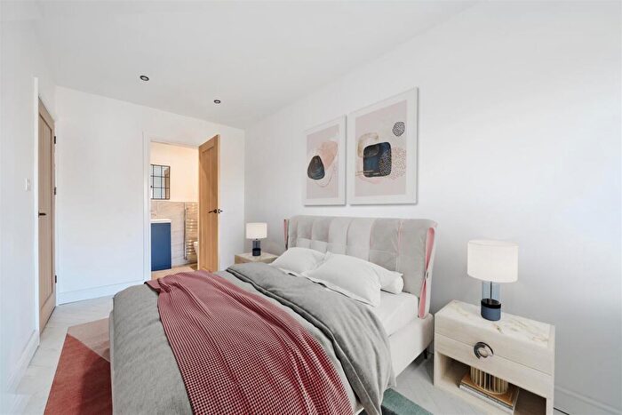 5 Bedroom Detached House For Sale In Trehern Close, Knowle, B93