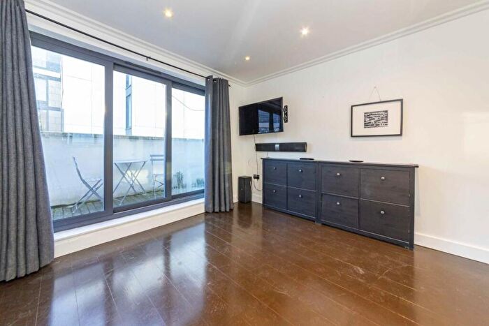 5 Bedroom Semi-Detached House To Rent In Fredericks Row, Angel, EC1V