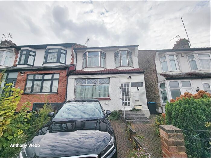 3 Bedroom End Of Terrace House For Sale In Evesham Road, New Southgate, London, N11