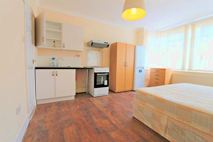 Studio To Rent In Sevington Road, London, NW4