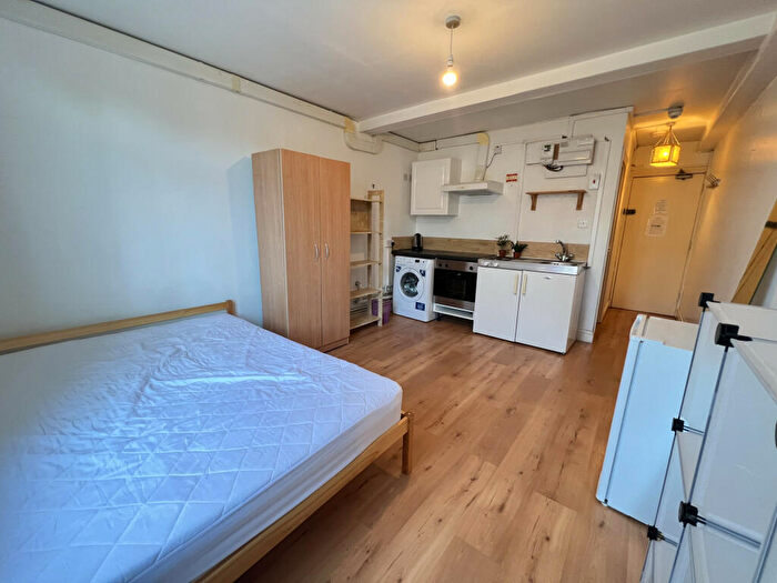 Studio To Rent In Kember Street, Islington, N1
