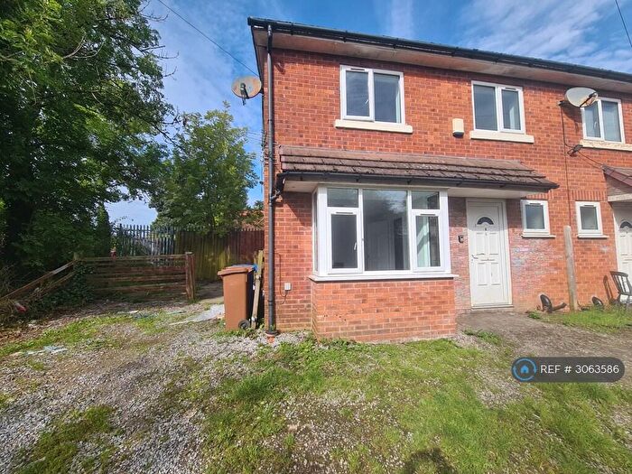 3 Bedroom Semi-Detached House To Rent In Whitehead St, Rochdale, OL16