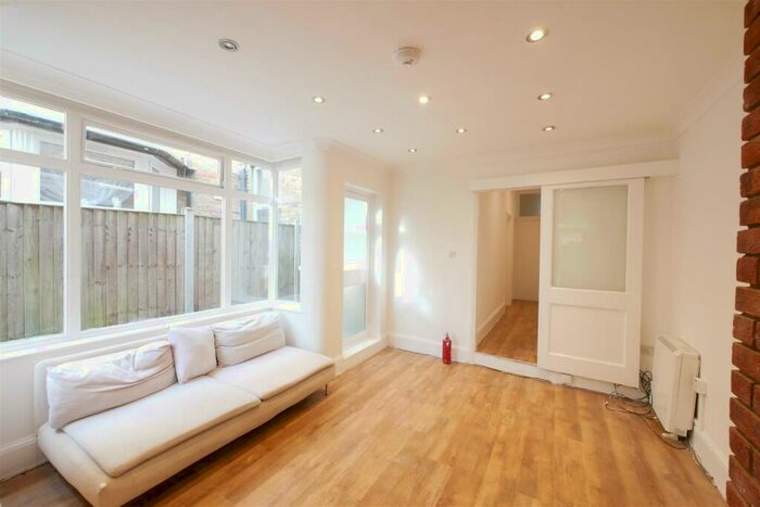 1 Bedroom Apartment To Rent In Abbotsford Avenue, London, N15