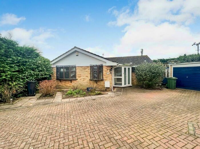 3 Bedroom Bungalow For Sale In Chestnut Close, BurnhamonCrouch, CM0